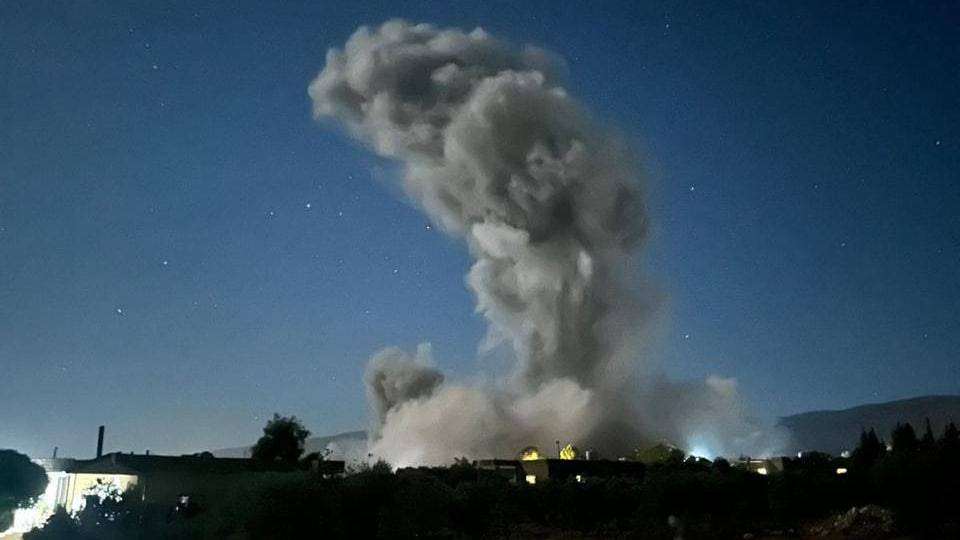 غارة إسرائيلية على بلدة حوش السيد علي في الهرمل بالبقاع اللبناني - وسائل التواصل