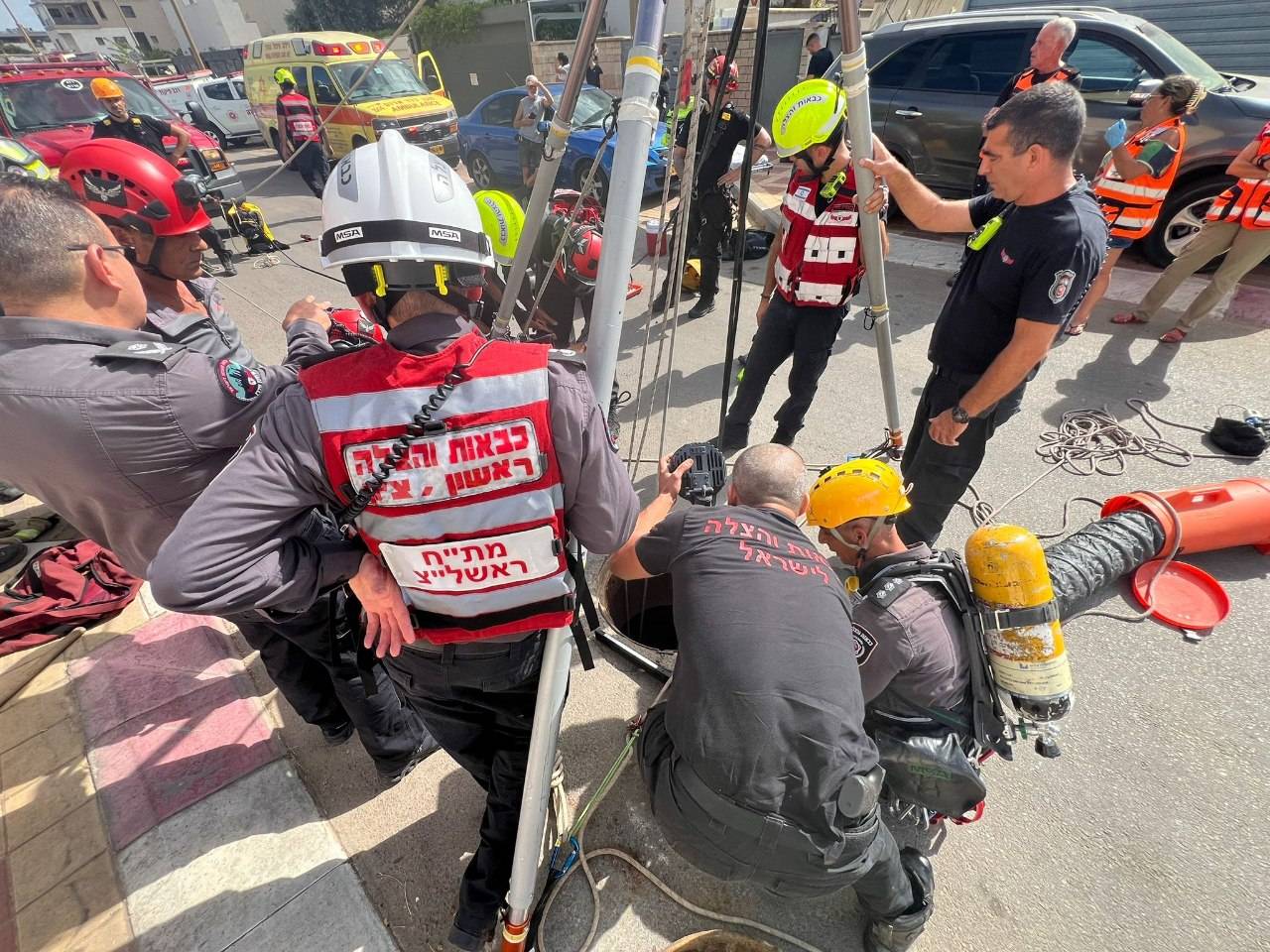 من مكان الحادث - طواقم الانقاذ  