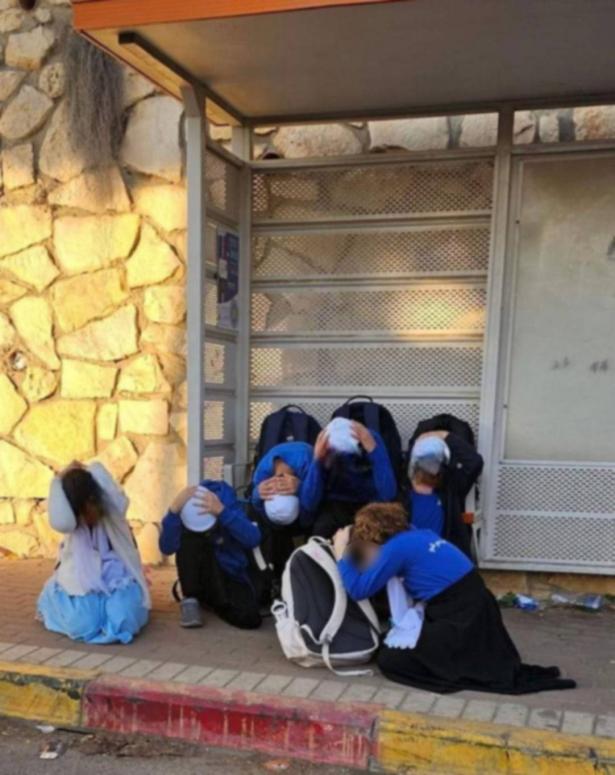 تعليقا على صورة الطلاب المذعورين.. مدير المعارف في عسفيا: تصرفوا بشكل لبق والمصور استغل الموقف