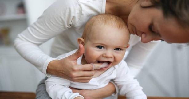 كيف تحافظ على صحة أسنان طفلك من أول سن؟