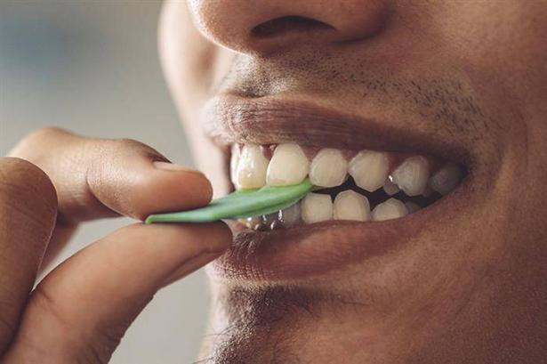 لماذا يحرص الرياضيون على مضغ العلكة؟ اكتشف الأسباب
