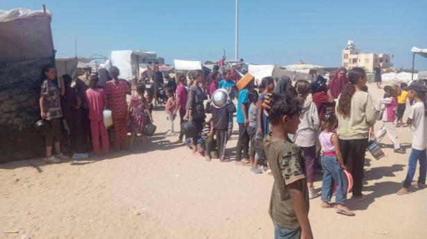 معاذ العمور: العصابات المسلحة سرقت 150 شاحنة مساعدات أمام أعين القوات الإسرائيلية