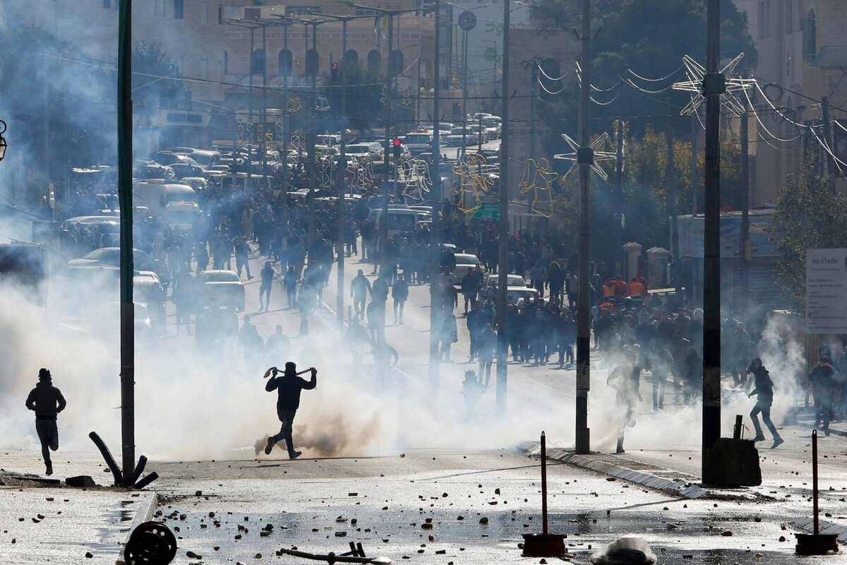 اشتباكات عنيفة في جنين.. والأجهزة الأمنية تقمع مظاهرة لرفع الحصار