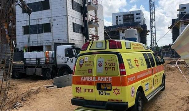 حادثي عمل في منطقة النقب: مصرع عامل وإصابة آخر بجروح خطيرة