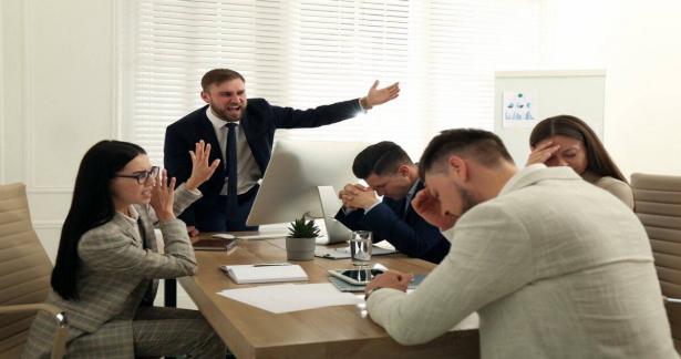 أصبحت المكاتب المفتوحة خيارًا شائعًا في العديد من الشركات، وذلك كمحاولة لتعزيز التواصل والتعاون بين الموظفين.
