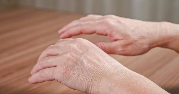 اكتشاف جديد: دواء ضغط الدم يخفف رعاش باركنسون