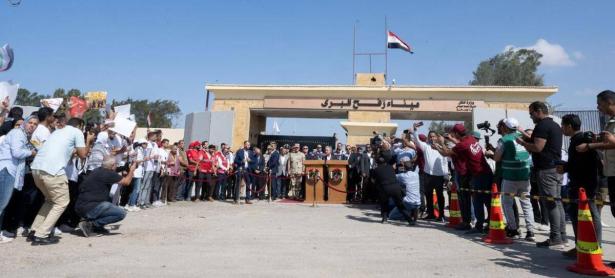 مصر تنسق لفتح معبر رفح وتستعد لإدخال مساعدات إنسانية كبرى لدعم غزة