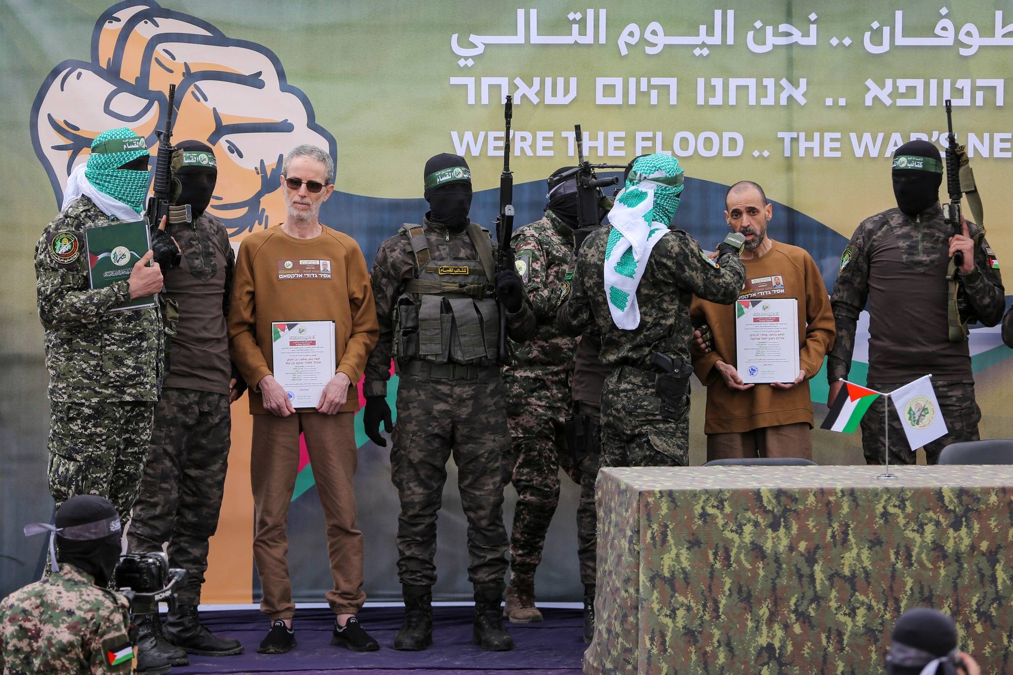 تسليم الرهائن اليوم-مواقع تواصل 