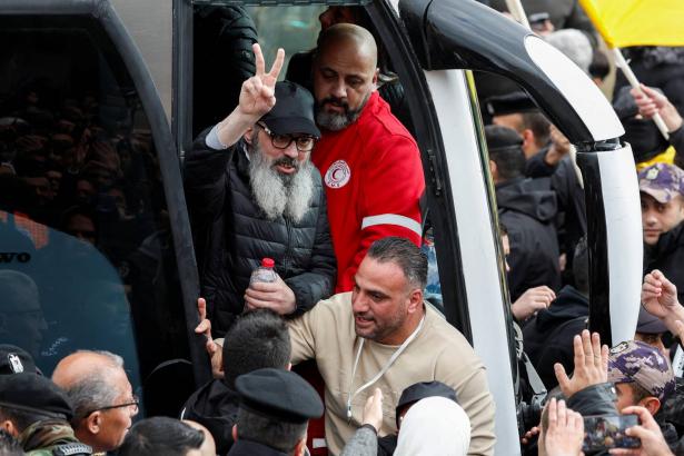 وصول الأسرى الفلسطينيين إلى رام الله ونقل 7 منهم إلى المستشفيات