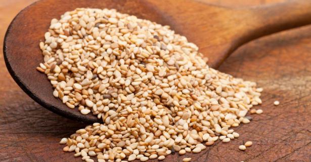 دراسة توضح| هل للسمسم دور في زيادة هرمون الذكورة لدى الرجال؟