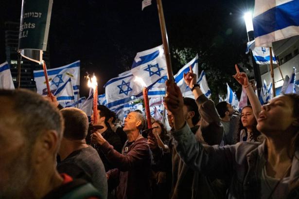 عائلات المحتجزين تحتج وتغلق طريق القدس قبل اجتماع المجلس الوزاري