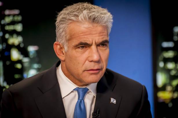 لابيد يتهم نتنياهو بتجاهل مقتل المحتجزين في القصف الإسرائيلي