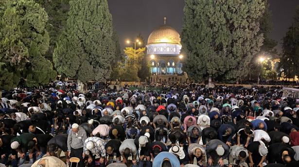 من أجواء رمضانية إلى ثكنة عسكرية.. 75 ألف مصل يؤدون التراويح في القدس رغم القيود
