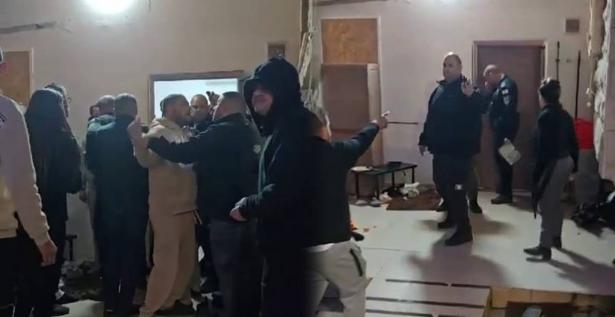 اعتداء وقت الإفطار.. الشرطة تهاجم منزلا في الخضيرة بسبب 