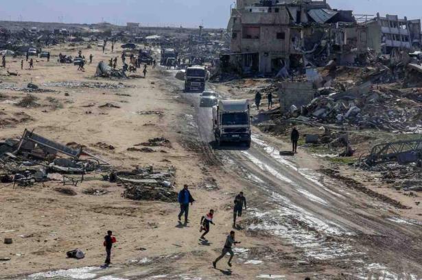 مصطفى إبراهيم: أهل غزة يمضون يومهم في الركض خلف المساعدات.. وأخبار تعطيل الصفقة تربكهم