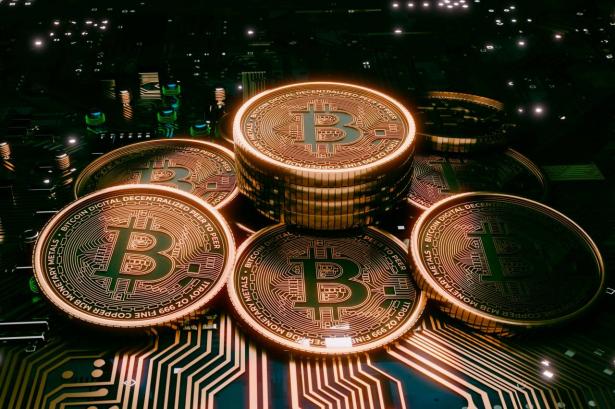 انخفاض كبير في قيمة البيتكوين إلى ما دون 80 ألف دولار