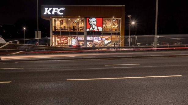 لماذا أغلقت KFC عددا من الفروع في البلاد؟.. خبير تسويق يوضح الأسباب