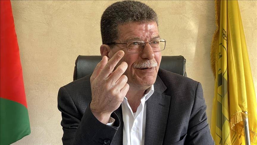 عباس يحيل قدورة فارس للتقاعد بعد رفضه إلغاء مخصصات عائلات الأسرى وتعيين رائد أبو الحمص خلفًا له