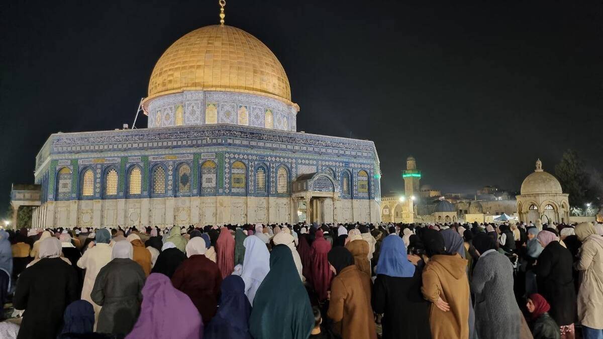 صلاتي العشاء والتراويح في اليوم الثامن من رمضان