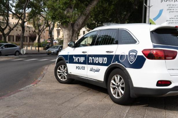 الشرطة تحقق مع مجموعة من الحريديم قلبوا سيارة رئيس بلدية بيت شيمش