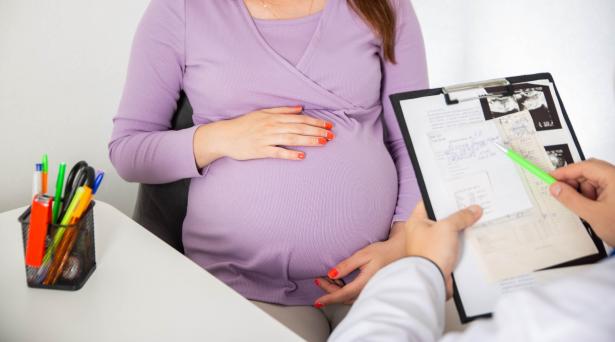 صحة طفلك في خطر: تجنبي هذه الأطعمة خلال الحمل لحماية جنينك من التوحد