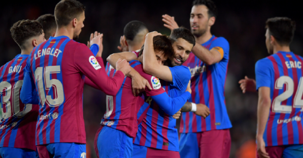 برشلونة يصارع ليفربول على ضم جوهرة دفاع هولندا