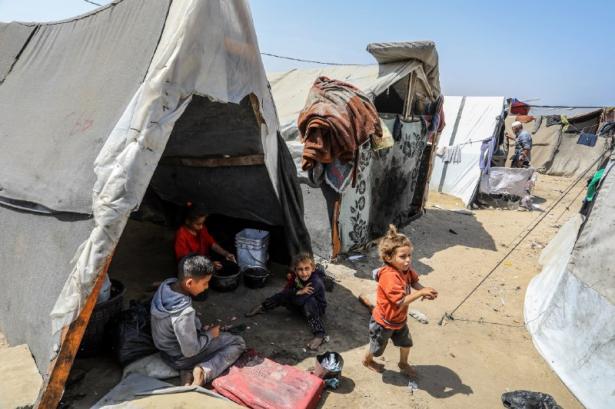الخارجية الفلسطينية تحذر من مخاطر إطالة أمد الإبادة ضد أهالي غزة