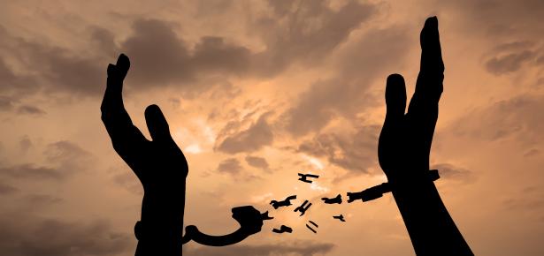 الحرية: منحة أم واجب؟ وثمن الصمت العربي