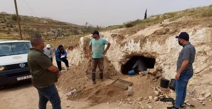 مقابر من العصر البرونزي الوسيط - موقع تواصل 
