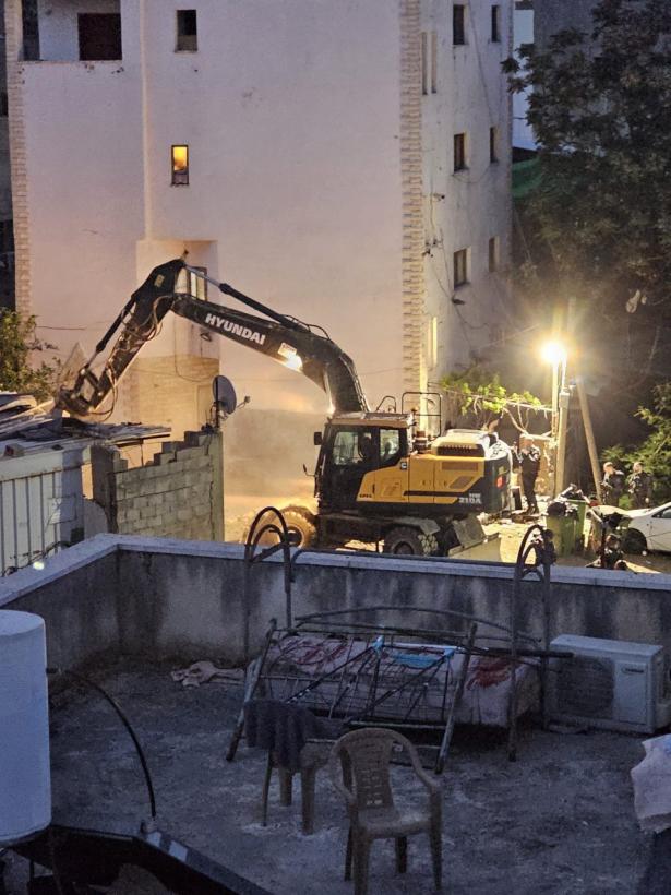 بذريعة البناء غير المرخص.. هدم منزل مأهول منذ 30 عاما في جسر الزرقاء
