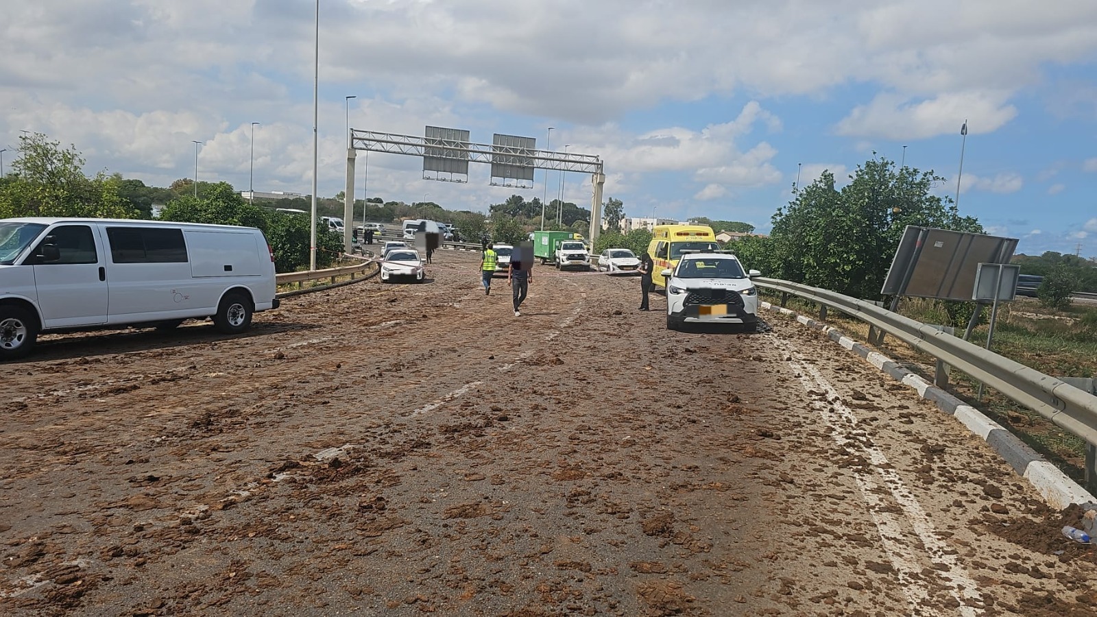 من موقع سقوط الصاروخ-الإسعاف الإسرائيلي 