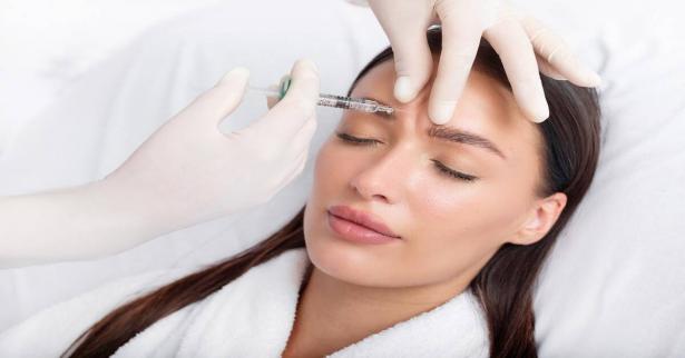 تجربة مدهشة.. طبيبة تجميل تستخدم نصف وجهها لاختبار البوتوكس