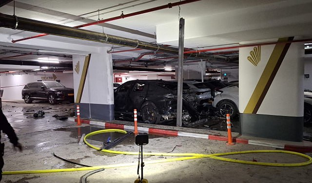 المركبة التي عثر بداخلها على جثة - تصوير سلطة الإطفاء