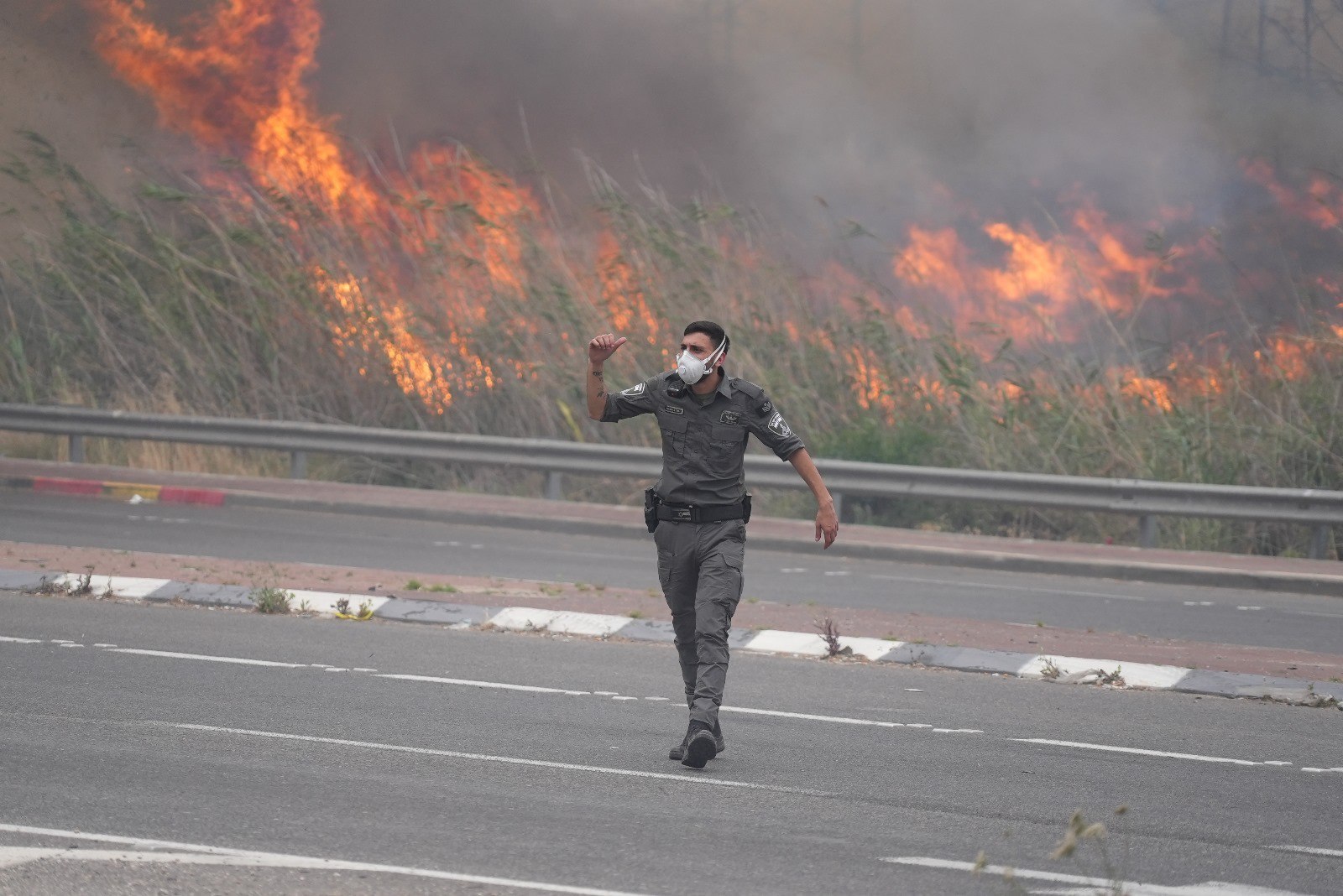 نجل نتنياهو: فلسطينيو الداخل ربما يقفون وراء حرائق القدس