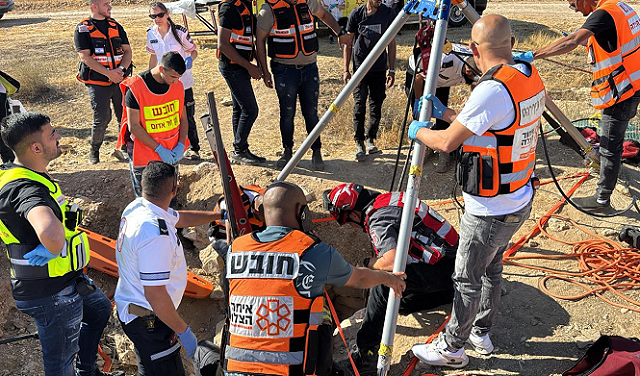 من مكان سقوط الشخصين في البئر 