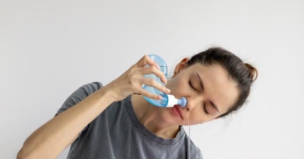 7 نصائح لاستخدام محلول الملح لترطيب الجيوب الأنفية في الموجة الحارة