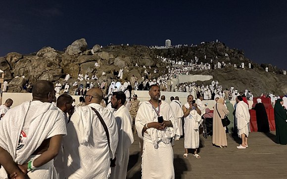 الحجاج على صعيد عرفات (وسائل تواصل)
