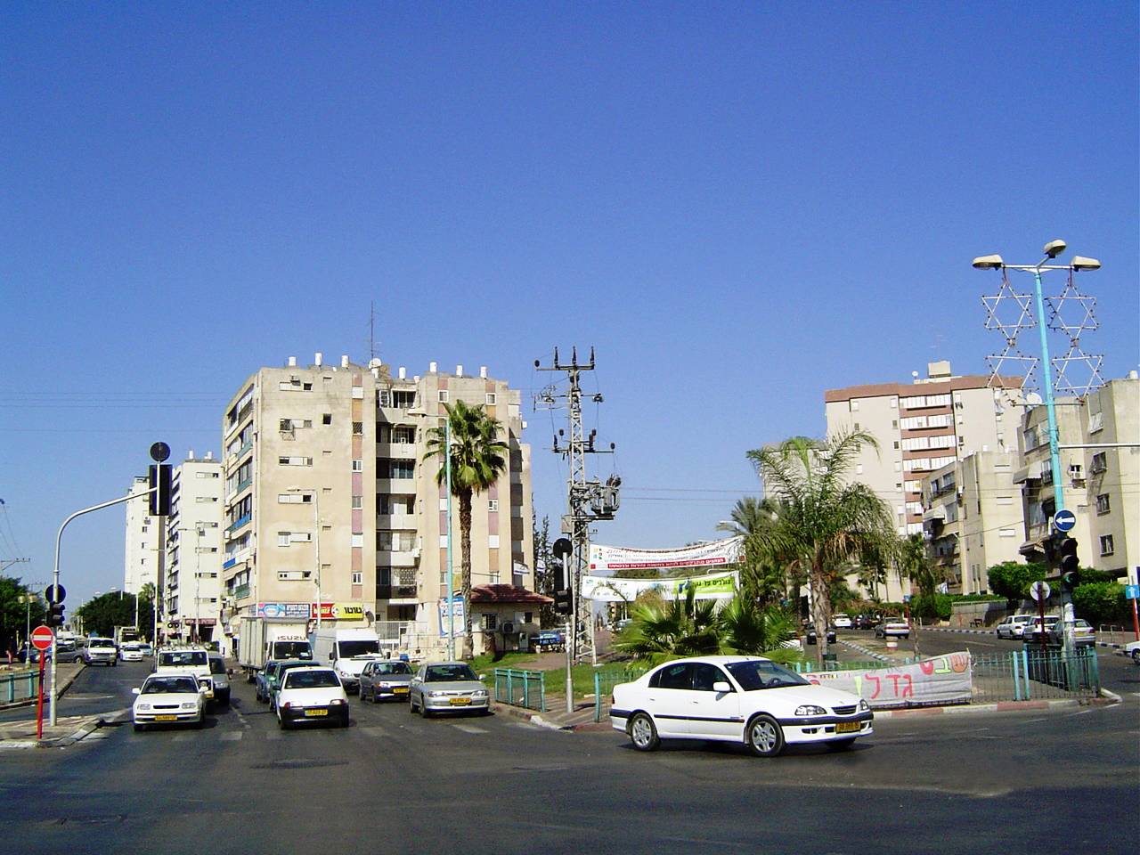مدينة اللد - وسائل التواصل