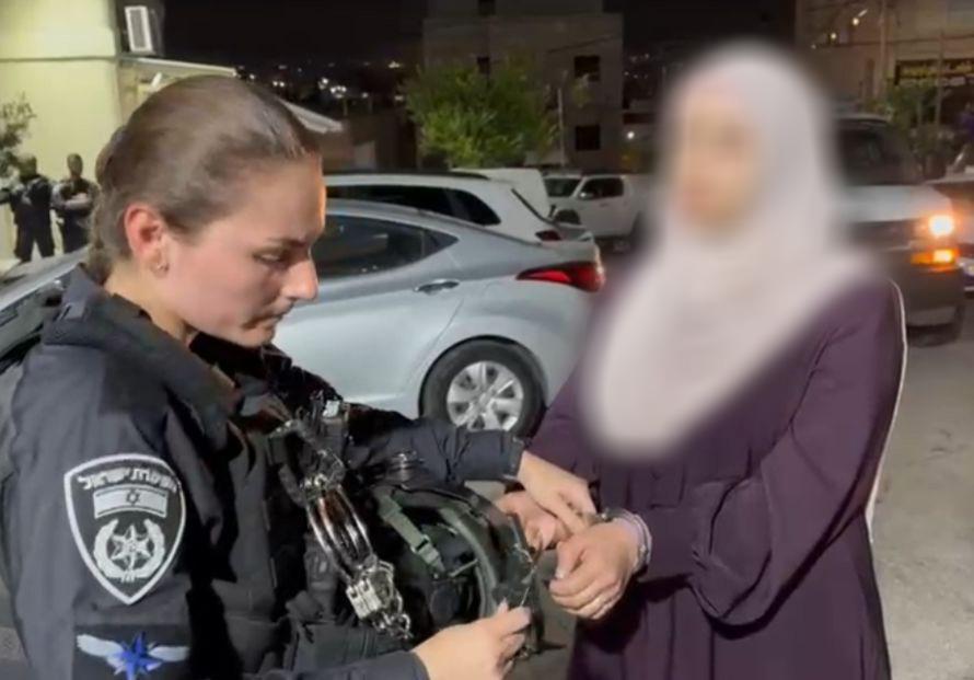 لحظة اعتقال الشابة-تصوير الشرطة 