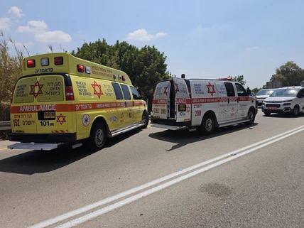 من موقع حادث الدهس في القدس الذي اسفر عن مقتل رجل - نجمة داوود الحمراء