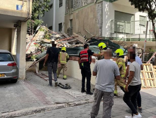 إصابة عاملين إثر سقوط سقالات في موقع بناء بتل أبيب