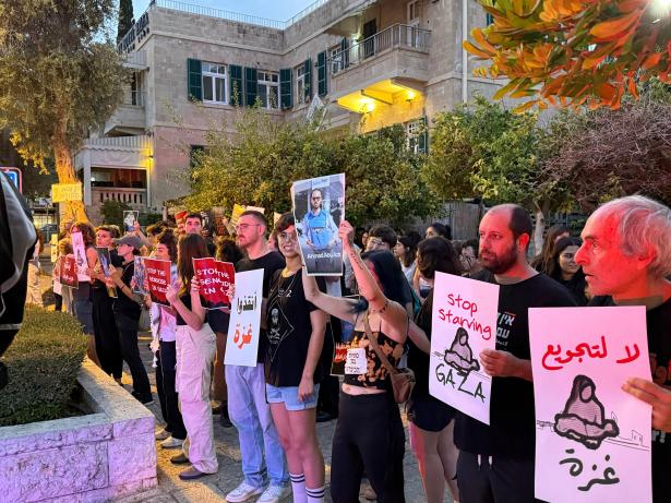 من الوقفة الاحتجاجية في حيفا - تصوير مراسلة الشمس زهرة سعيد  