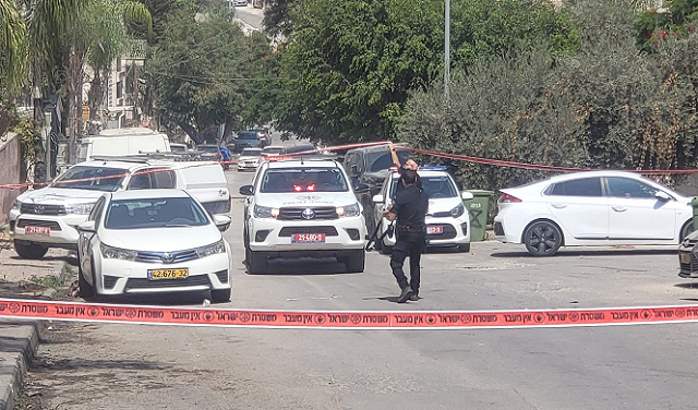 من مكان جريمة القتل في كفر قاسم - (تصوير الشرطة) 