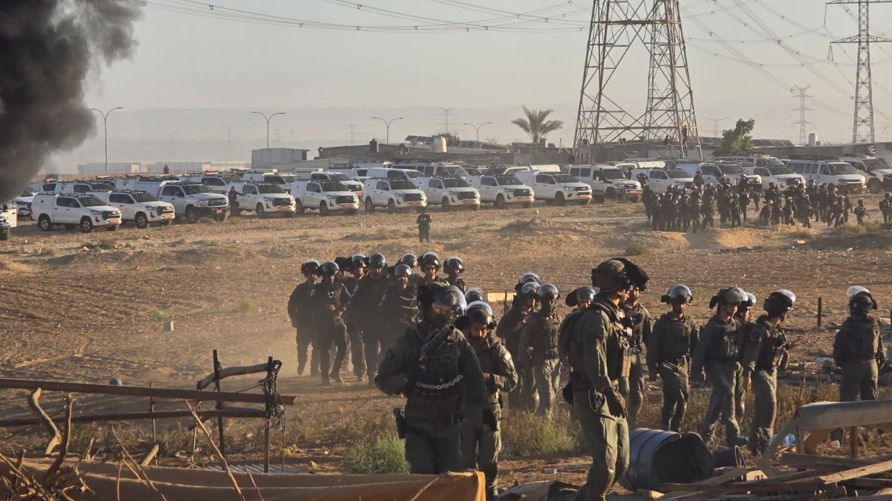 اقتحام قرية السر في النقب: حرق المنازل احتجاجاً على هدم 35 بيتاً واعتقالات متصاعدة