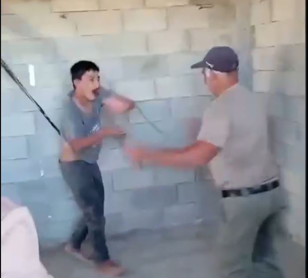 قيدوه وتناوبوا الضرب.. اعتقال 4 مشتبهين بتعذيب طفل احتياجات خاصة في يطا