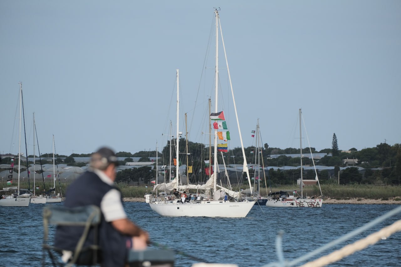 قوات إسرائيلية تعترض أسطول الصمود وتحتجز مئات المتطوعين في المياه الدولية