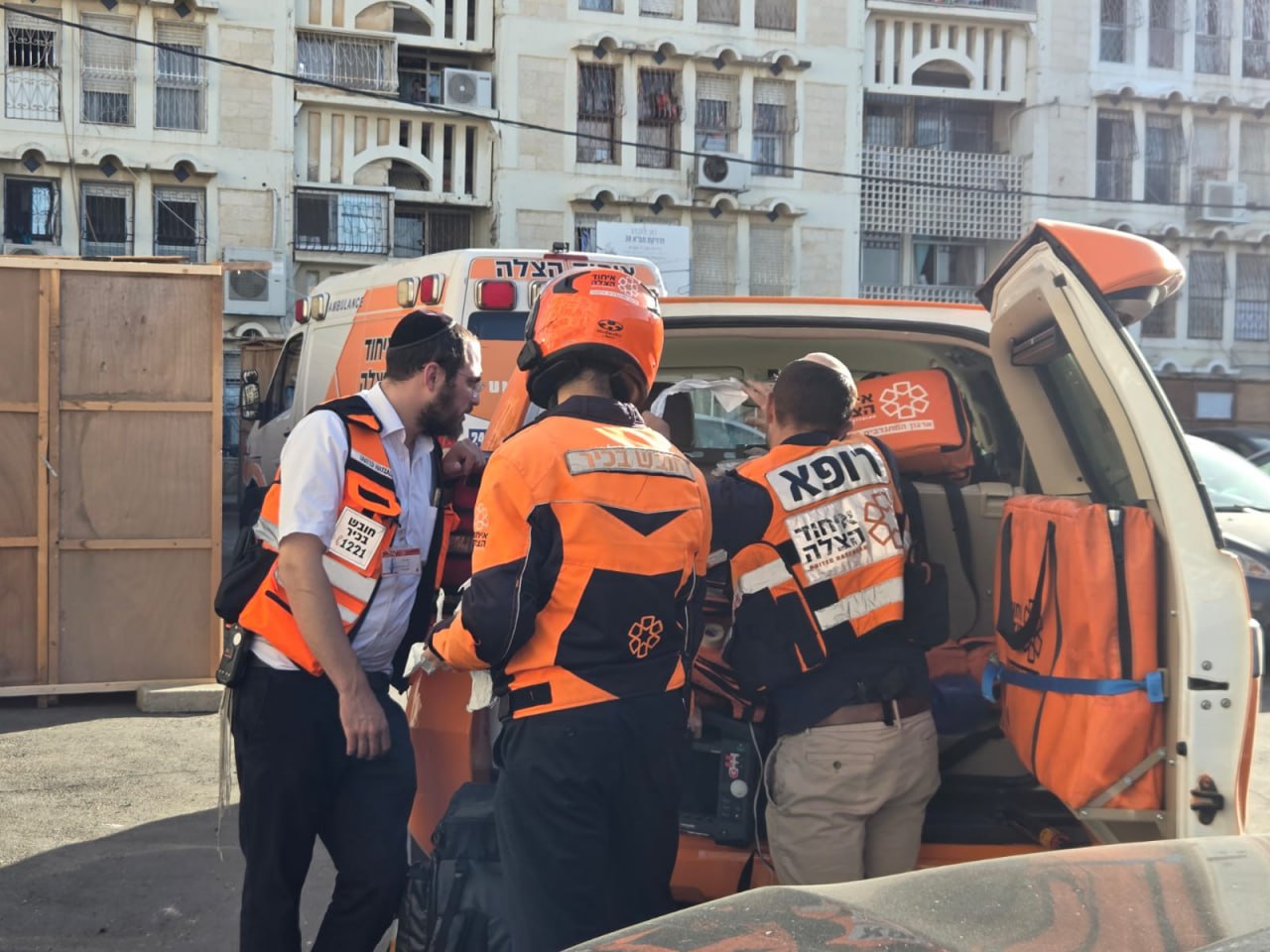 تصوير طاقم الاسعاف والإنقاذ