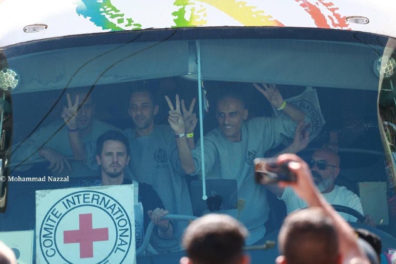 وصول الأسرى الفلسطينيين المحررين إلى بيتونيا وسط استقبال رسمي في رام الله