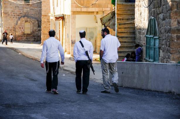 ترمسعيا: مستوطن يضرب مسنة بعصا حديدية في وجود الجيش