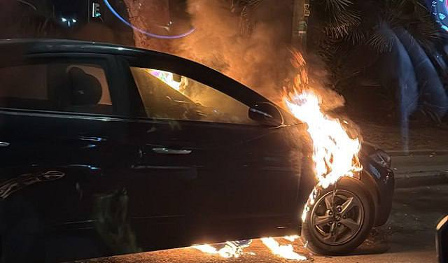 العثور على جثة داخل سيارة محترقة على شارع رقم 2